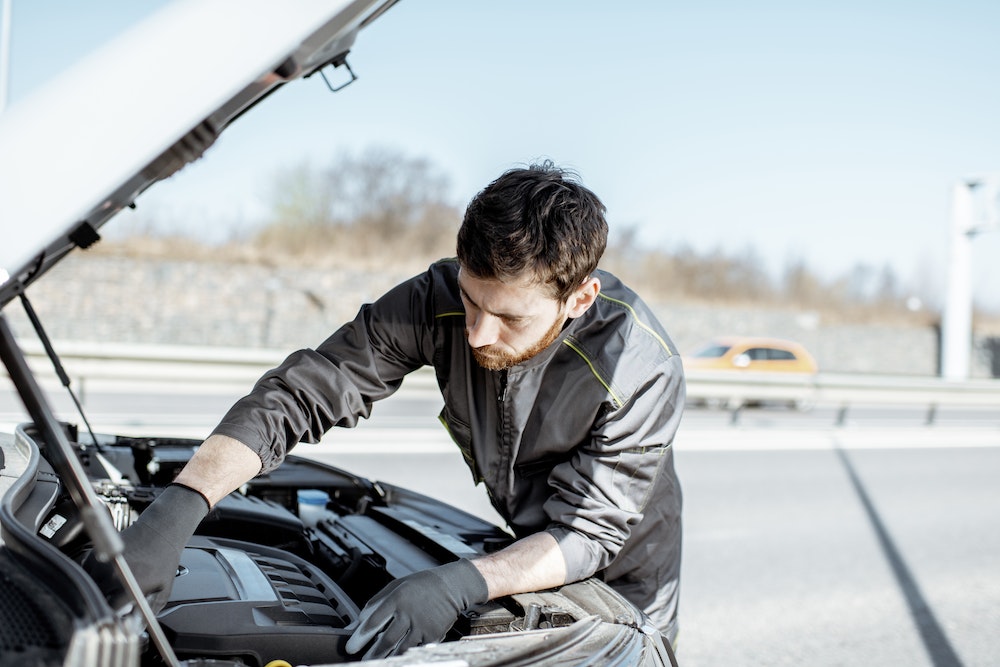 Litige assurance auto : que faire en cas de refus de prise en charge des dommages causés lors d'une conduite sans respect des règles de priorité ?
