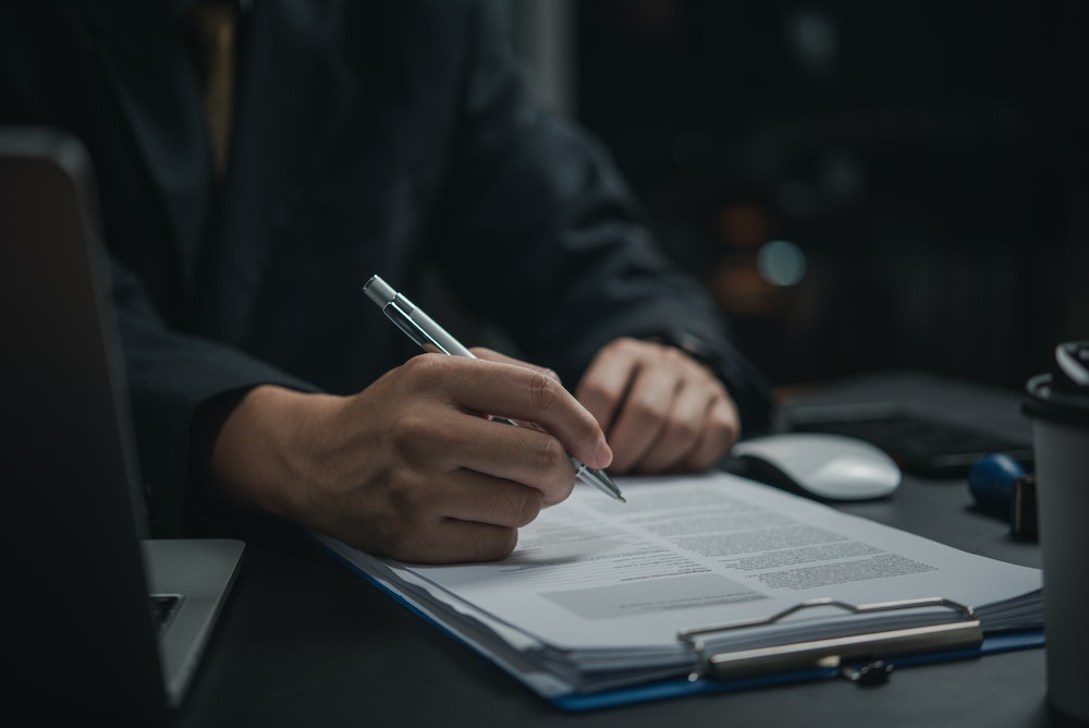 Mettre fin à un contrat de remplacement : les règles à connaître et les démarches à suivre