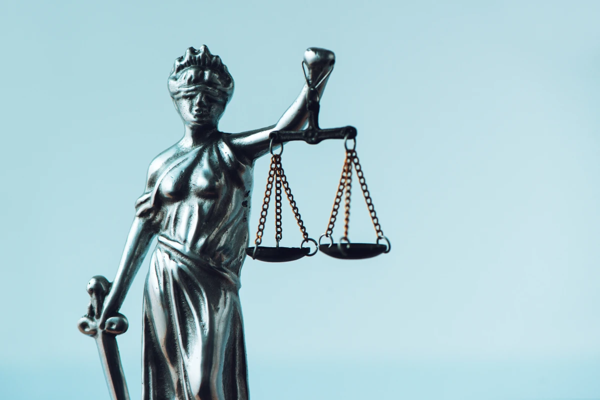 Infractions et sanctions pénales : Comprendre le système judiciaire français