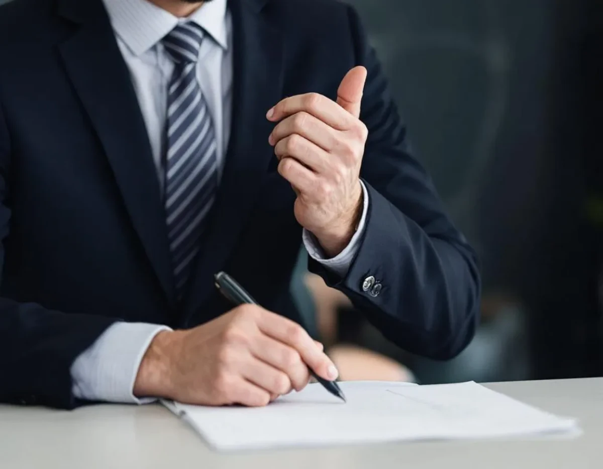 L'Art de Naviguer dans les Méandres des Autorisations Administratives en Droit des Affaires